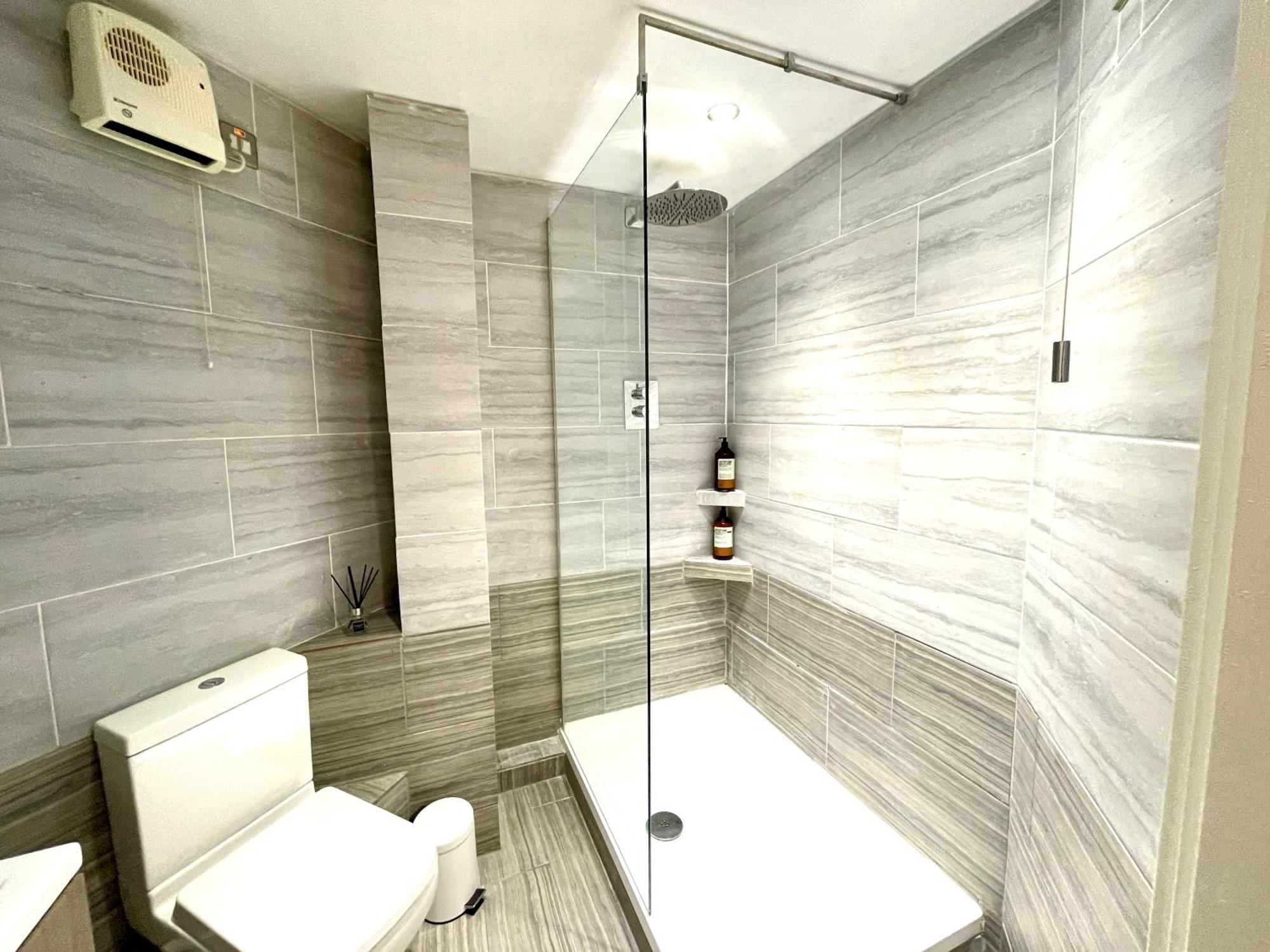 Rnm - Business Professionals Stay, Walsall City Centre, 2 Bedroom With Ensuite And Bathroom, Entire Place, Kitchen & Washroom With Amenities, Smart Tv, Easy Access, Fast Wifi, Parking Nearby, Great Transport Links Esterno foto
