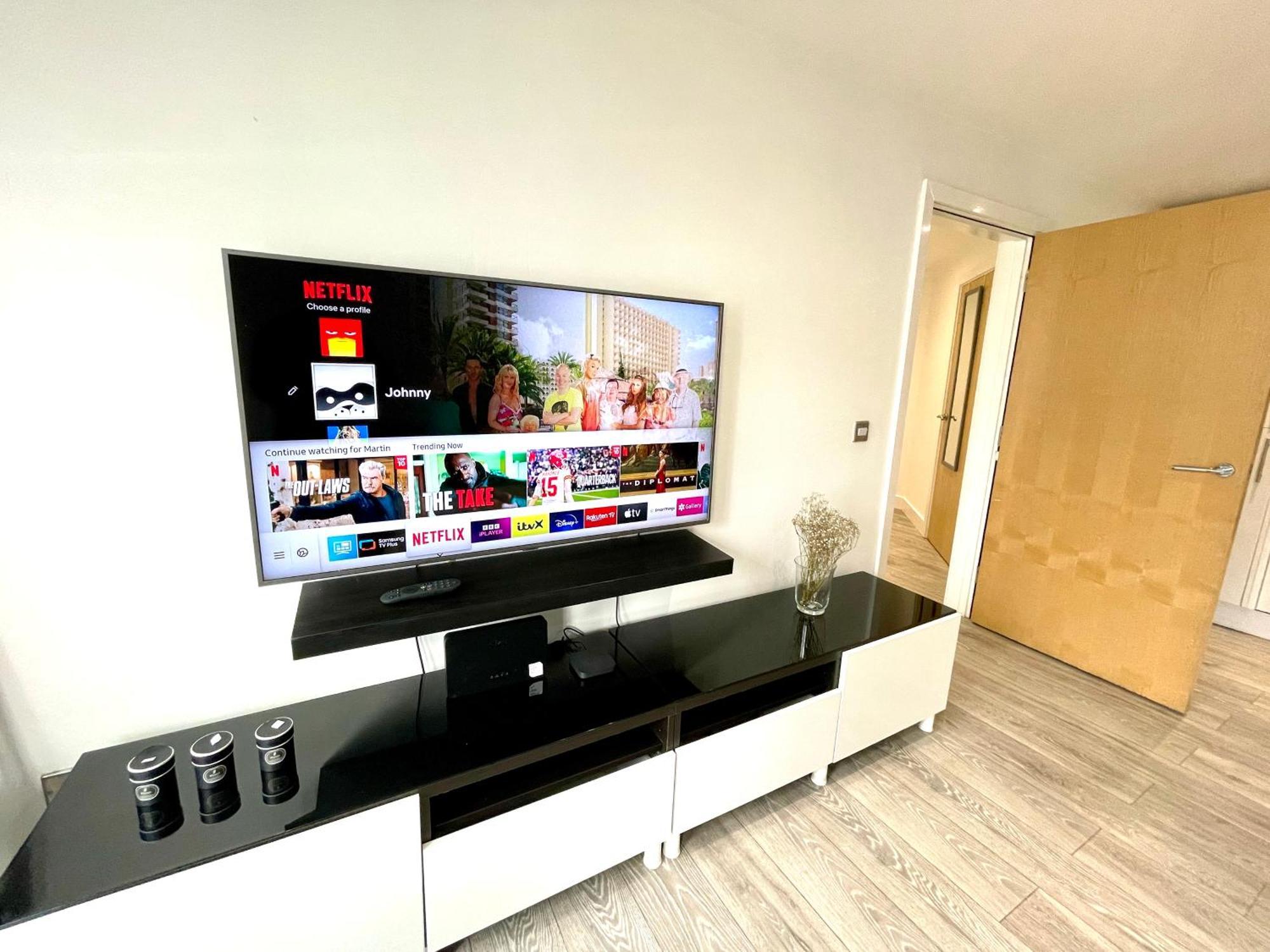 Rnm - Business Professionals Stay, Walsall City Centre, 2 Bedroom With Ensuite And Bathroom, Entire Place, Kitchen & Washroom With Amenities, Smart Tv, Easy Access, Fast Wifi, Parking Nearby, Great Transport Links Esterno foto