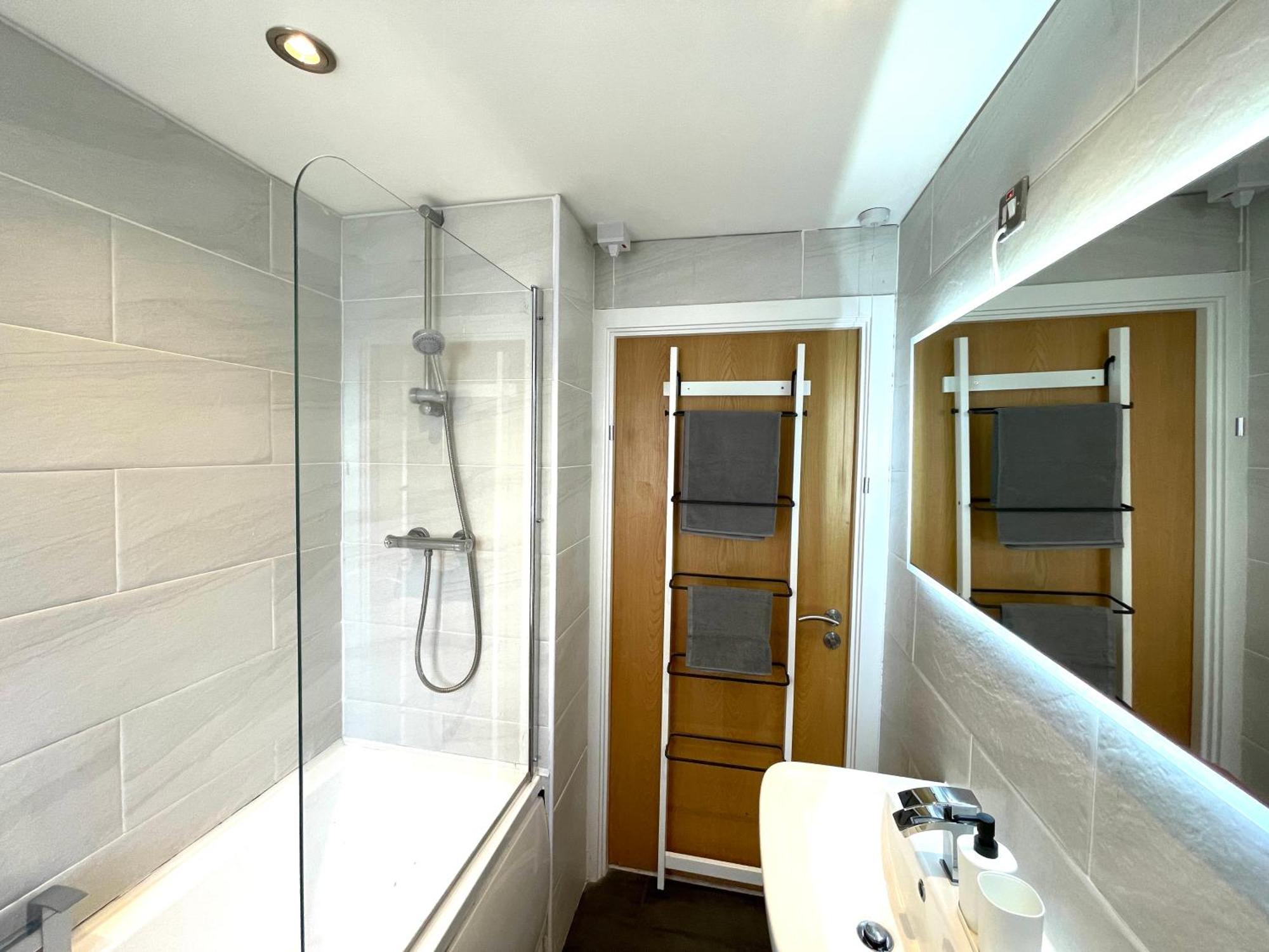 Rnm - Business Professionals Stay, Walsall City Centre, 2 Bedroom With Ensuite And Bathroom, Entire Place, Kitchen & Washroom With Amenities, Smart Tv, Easy Access, Fast Wifi, Parking Nearby, Great Transport Links Esterno foto