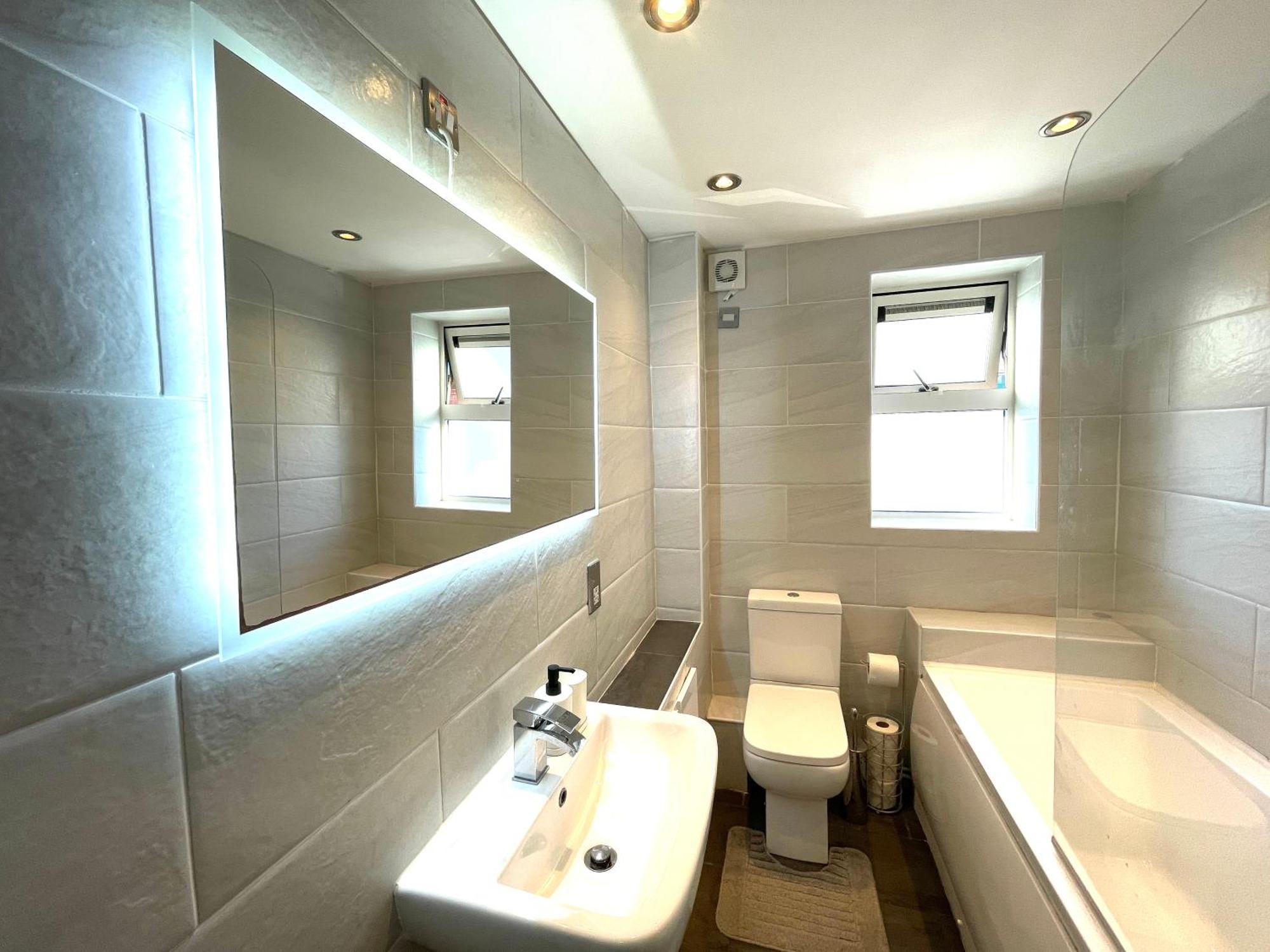 Rnm - Business Professionals Stay, Walsall City Centre, 2 Bedroom With Ensuite And Bathroom, Entire Place, Kitchen & Washroom With Amenities, Smart Tv, Easy Access, Fast Wifi, Parking Nearby, Great Transport Links Esterno foto