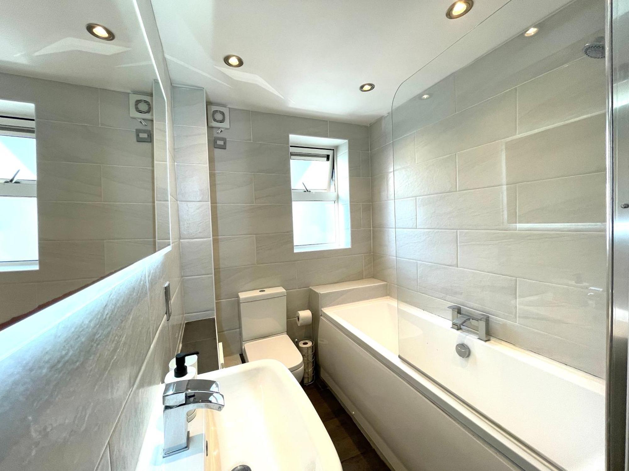 Rnm - Business Professionals Stay, Walsall City Centre, 2 Bedroom With Ensuite And Bathroom, Entire Place, Kitchen & Washroom With Amenities, Smart Tv, Easy Access, Fast Wifi, Parking Nearby, Great Transport Links Esterno foto