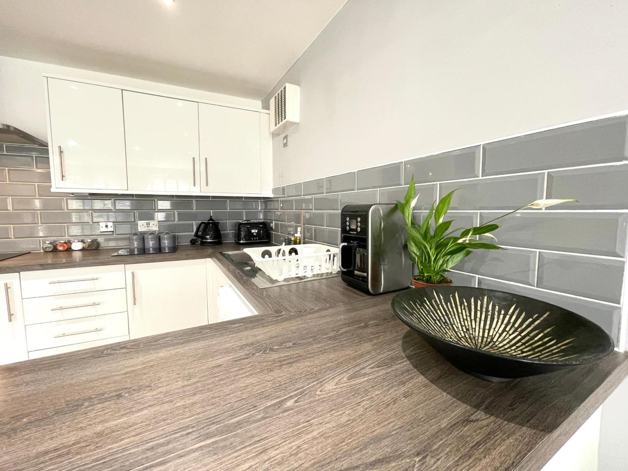 Rnm - Business Professionals Stay, Walsall City Centre, 2 Bedroom With Ensuite And Bathroom, Entire Place, Kitchen & Washroom With Amenities, Smart Tv, Easy Access, Fast Wifi, Parking Nearby, Great Transport Links Esterno foto